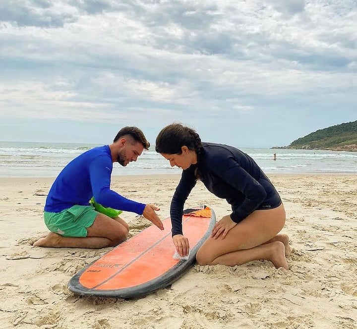 Expérience de surf à Búzios avec un coach trilingue