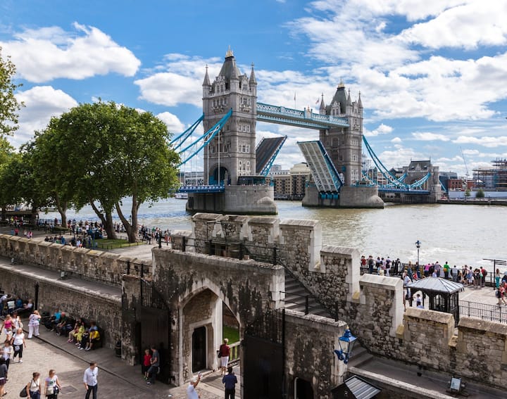 Tower of London, Crown Jewels dhe White Tower Tour