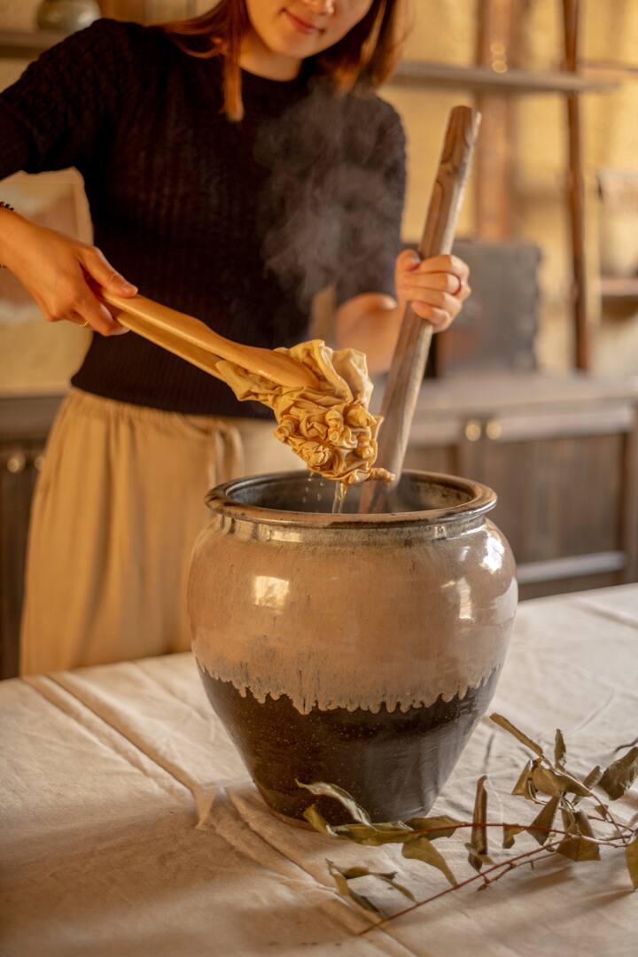 Боядисване на памучни торбички с цветове от чаените полета
