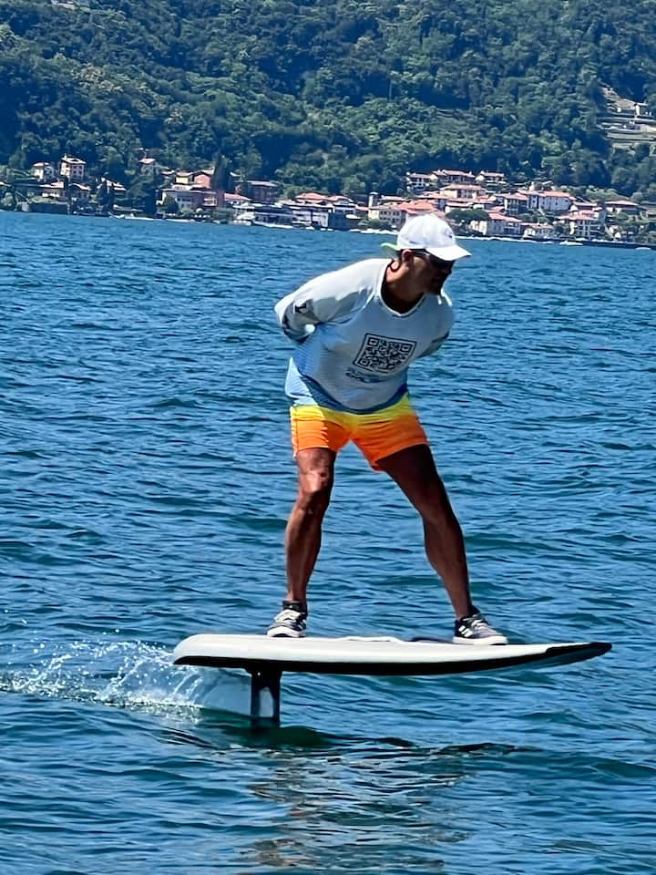 კომოს ტბაზე ელექტროქვეშა სერფინგით გასეირნება