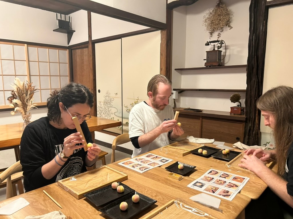 Enjoy making Japanese sweets in a 100-year-old house in Kamakura