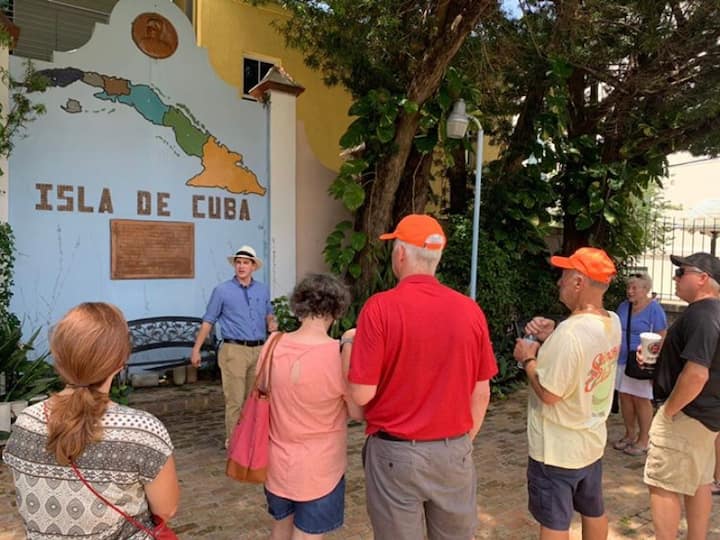 El tour oficial a pie por la historia de Ybor City