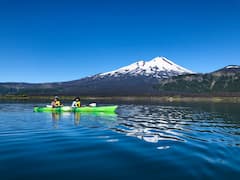 在拉古纳贝尔德（Laguna Verde）划皮艇，并在孔吉利奥（Conguillio）徒步