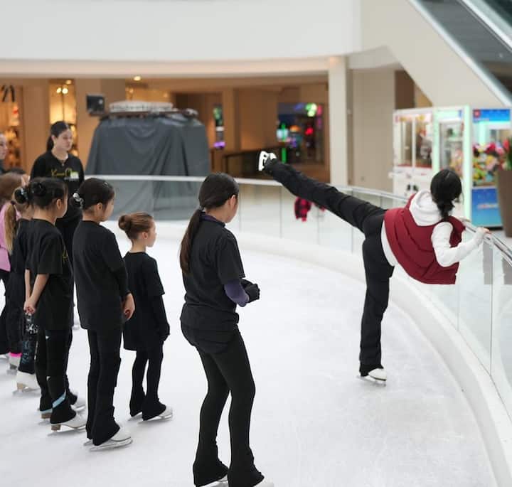 Practica patinaje sobre hielo con la atleta olímpica Karen Chen