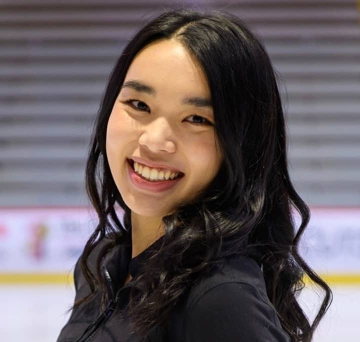 Practica patinaje sobre hielo con la atleta olímpica Karen Chen