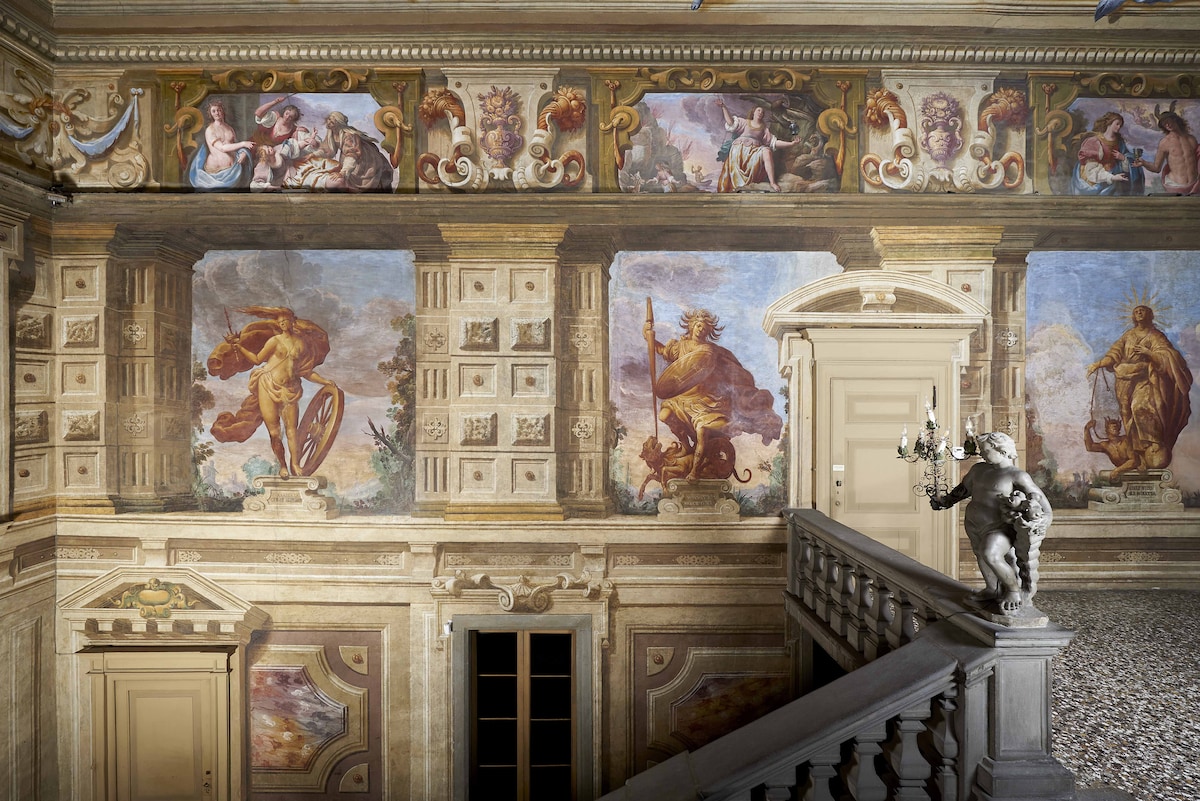 Discover Palazzo Moroni with a guided tour