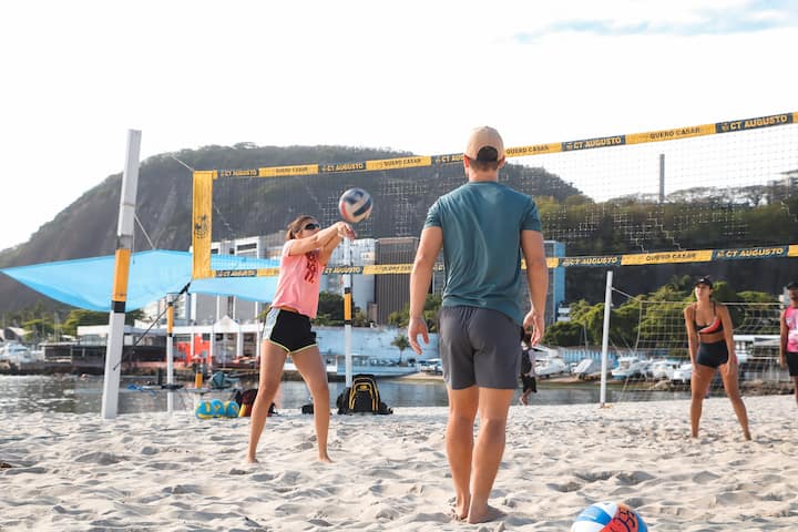 Klasë volejbolli në plazh me regjistrim fotografik