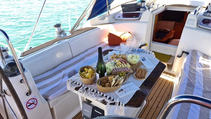 Ვალენსიის ქალაქის წინ ვარკეთით ნაოსნობა