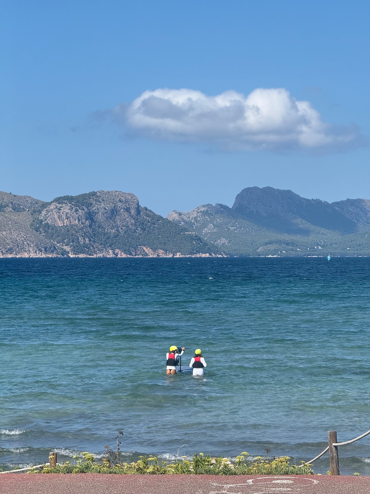 Learn to fly over the sea with an electric e-foil