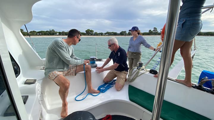 გაისეირნეთ კატამარანით და აღმოაჩინეთ ჯეოგრაფის ყურე