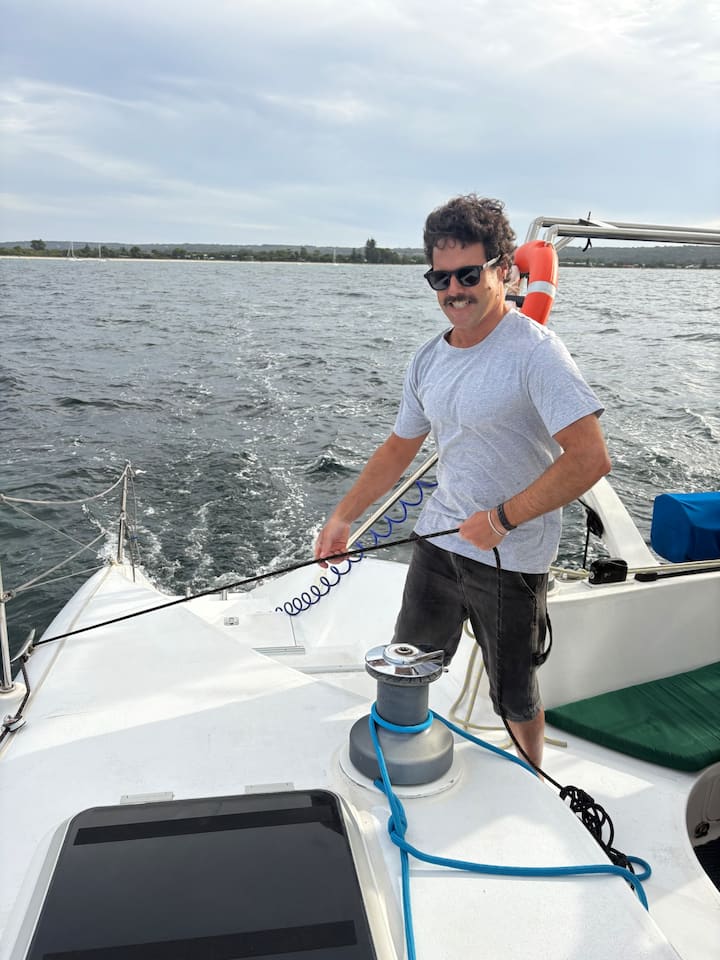 გაისეირნეთ კატამარანით და აღმოაჩინეთ ჯეოგრაფის ყურე