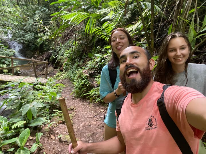Пешеходен туризъм в тропическите гори с водопади
