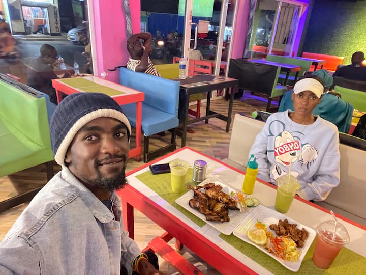 Onja ladha ya chakula cha mitaani na mkazi