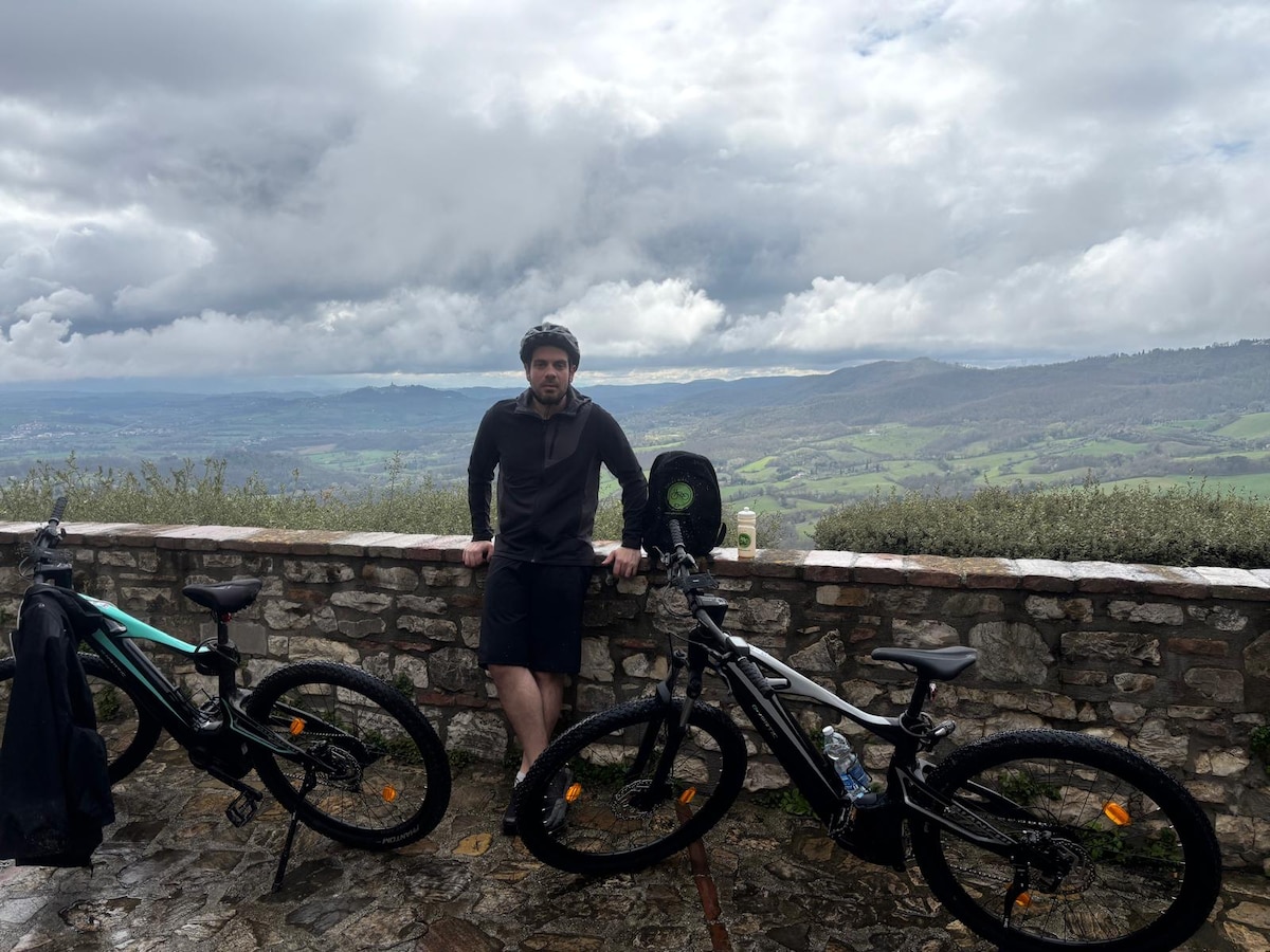 E-bike to the Roccaccia di Titignano with aperitif