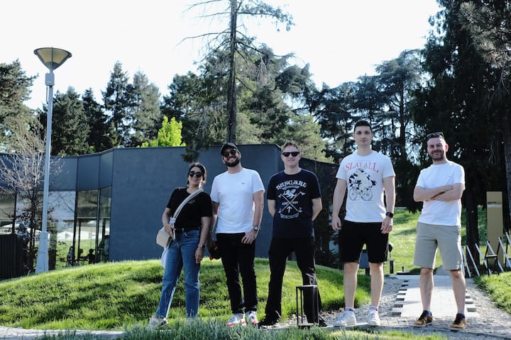 Hlola i-Communist Belgrade