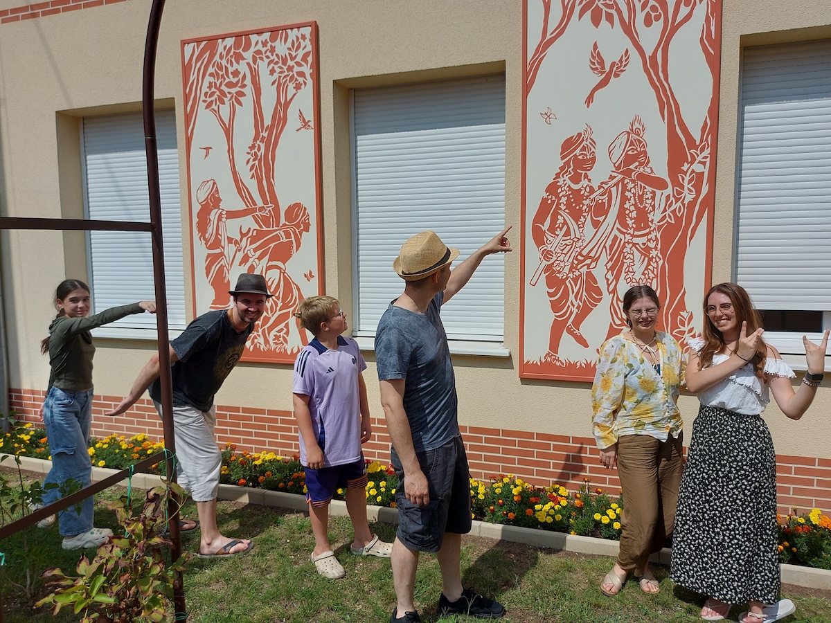 Journey into India: Art, Fossils, Meditate & Meal