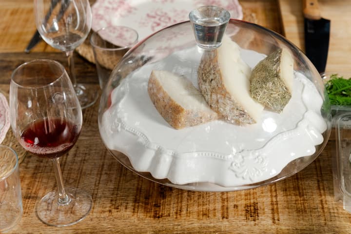 Quesos de Apulia, productos de panadería y vino local