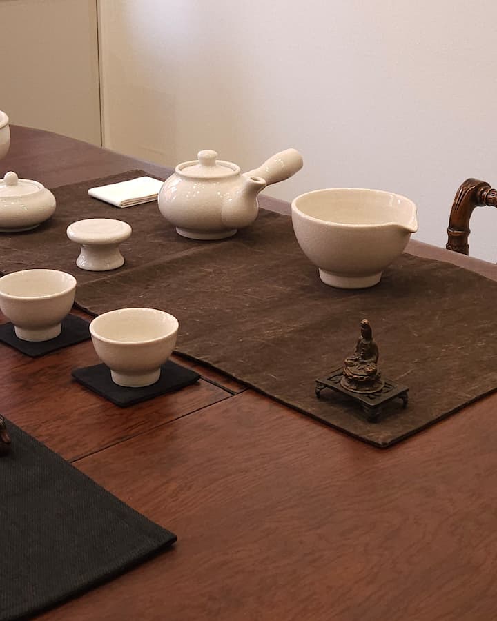 参加茶道体验，创作书法纪念品