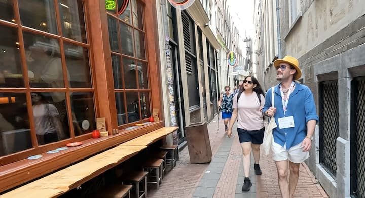 Обиколка на кафе магазин в Амстердам с магическа дъга