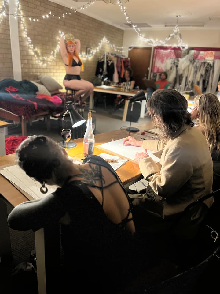 Estudio de arte en el balcón: 
sesiones de dibujo y costura