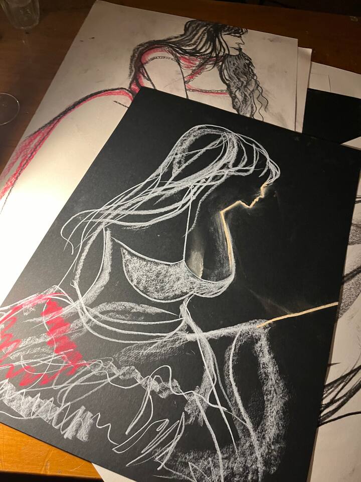 Estudio de arte en el balcón: 
sesiones de dibujo y costura