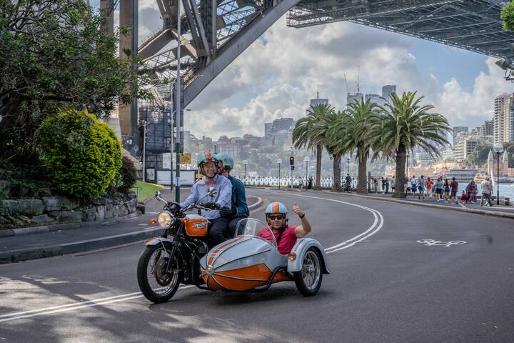 Visite des banlieues est et du port en moto à nacelle