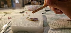在巴勒莫制作树脂珠宝和真花