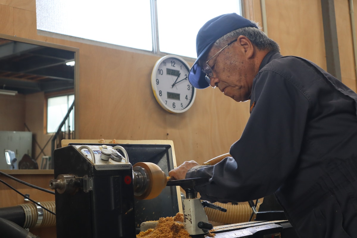 Japanese traditional bowl making experience with 83-year-old woodworker - Beeswax finish -