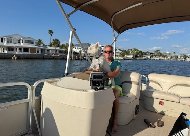 Пътуване с лодка с гледка към красивото крайбрежие на залива