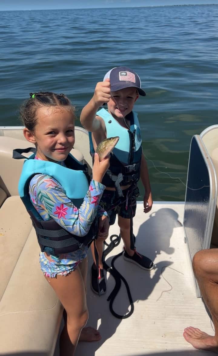 Пътуване с лодка с гледка към красивото крайбрежие на залива