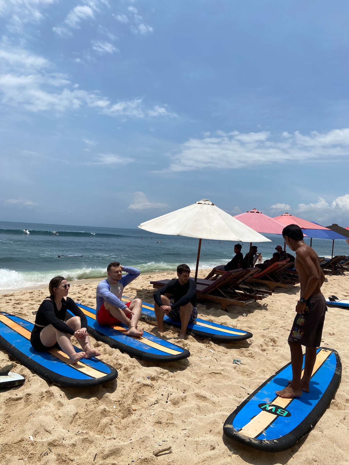 Uluwatu Beginner–Intermediate Surfing Lesson