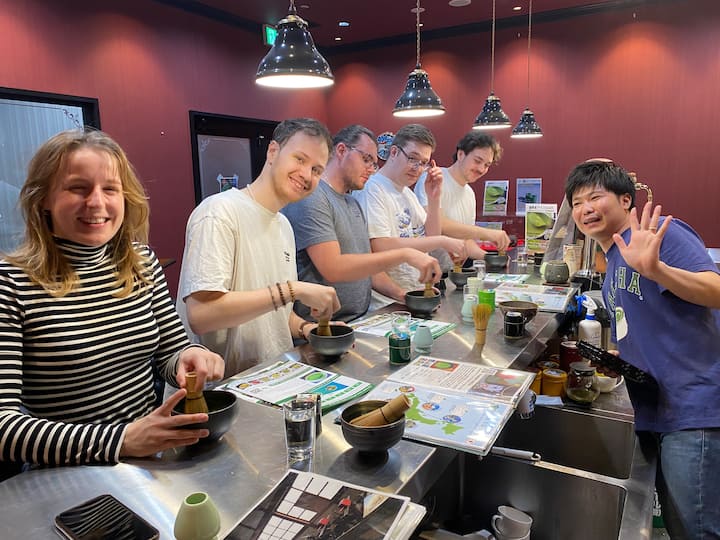 Préparation et comparaison de matcha à Tokyo