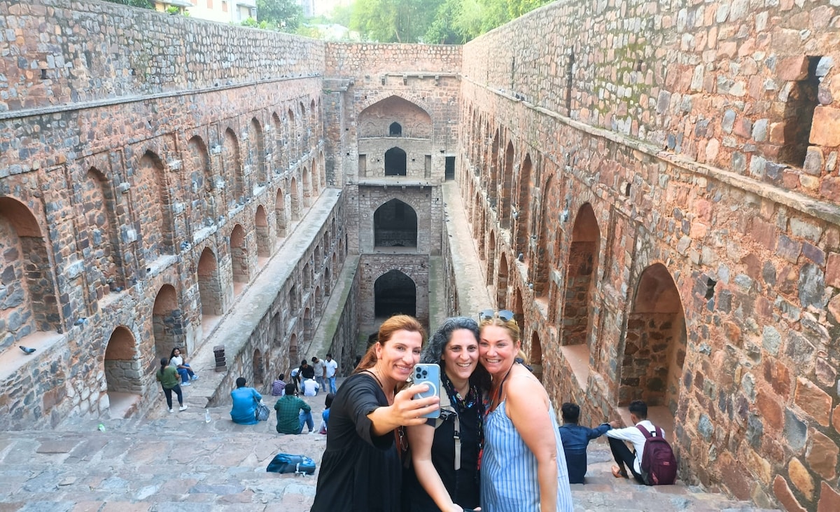 Connaught Walk : Introduction to the City