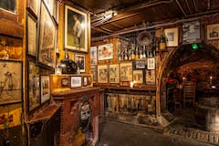 Degustación guiada por un sommelier en el bar de vinos más antiguo de Londres