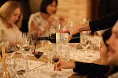 Degustación guiada por un sommelier en el bar de vinos más antiguo de Londres