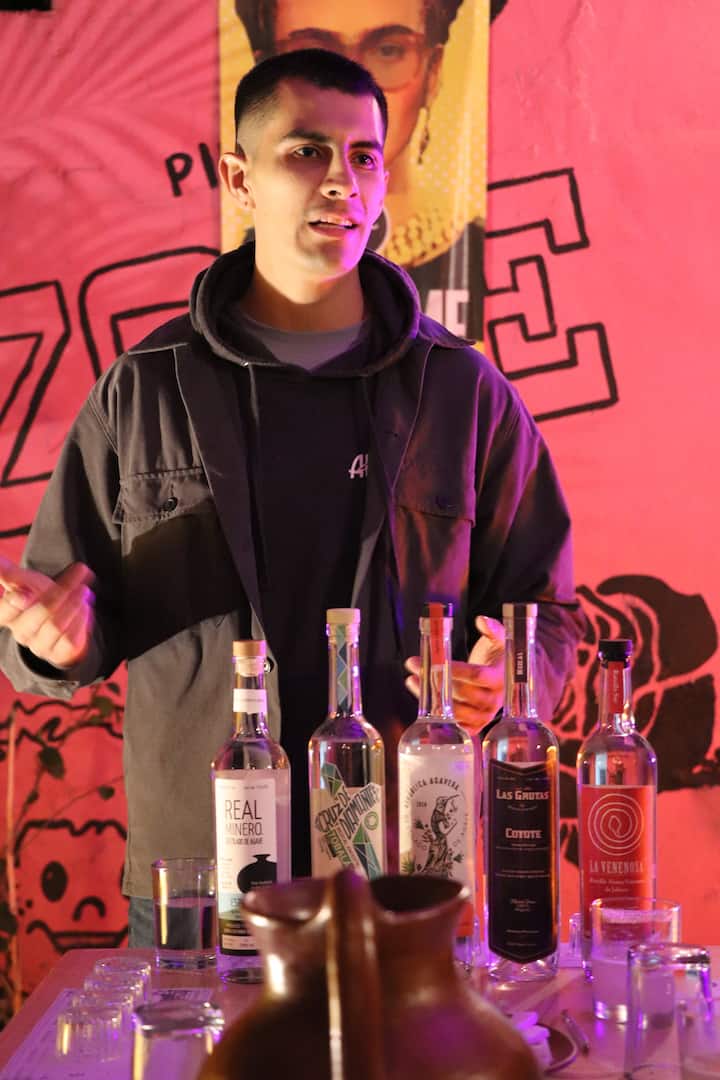 Degustim privat i meskalit në një studio të hapur të artit pop