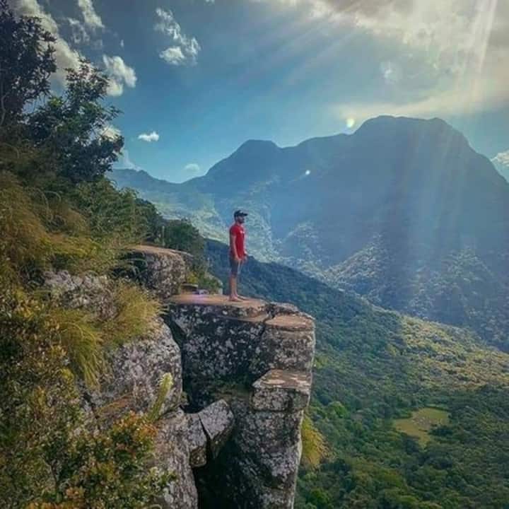 Преход през скали в мъгла и девствени водопади