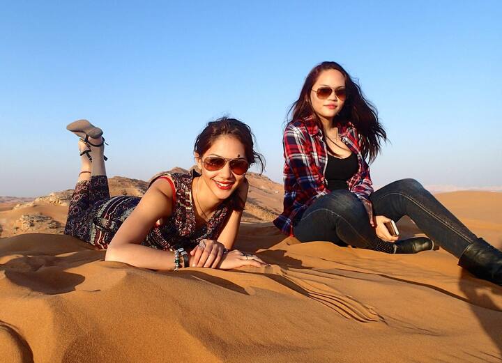 დუბაის დილის უდაბნოს საფარი და აზიარება კამელზე