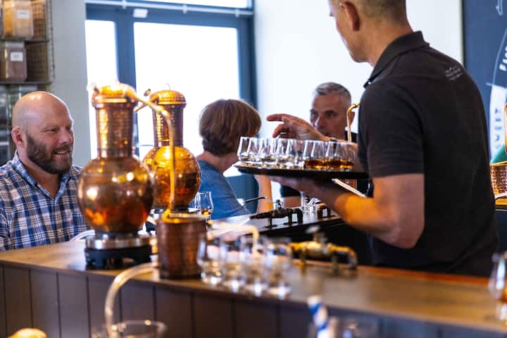 Училище за джин за един човек в дестилерията „Шекспир“