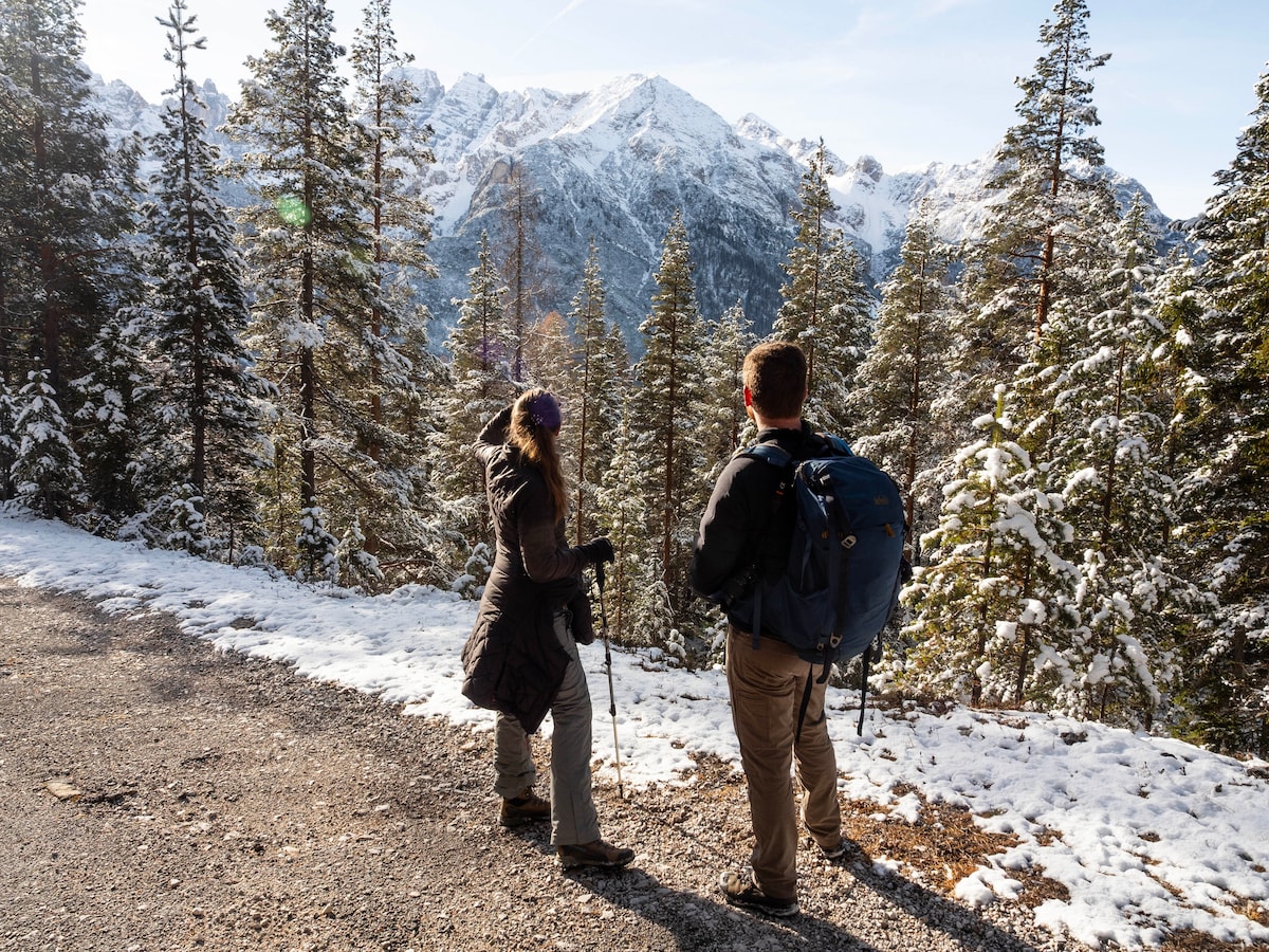 Easy snowshoeing with guide in Val dOten