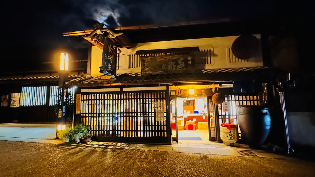 Experience at Iwamura Brewery
Sake tasting & brewery tour