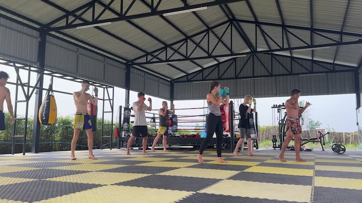 Муай тай с шампиони: тренировка в оризово поле