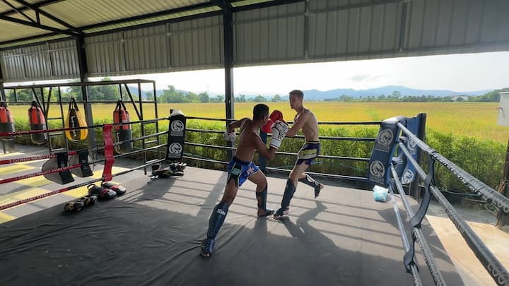 Муай тай с шампиони: тренировка в оризово поле