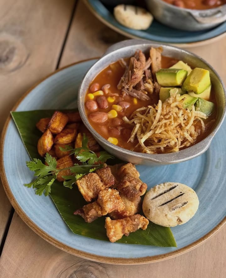 현지 음식을 맛보고 그 역사에 대해 알아보세요