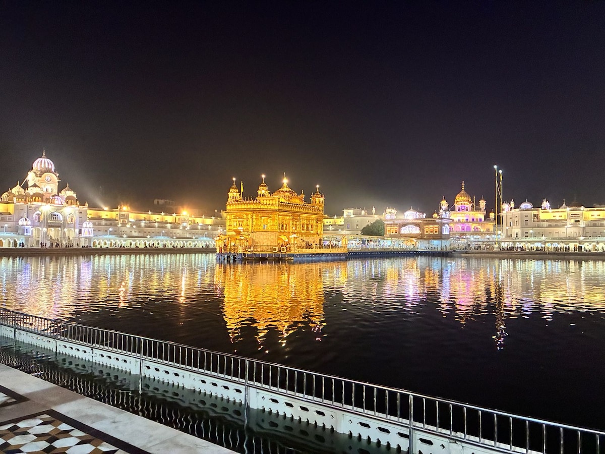 Observe the golden temple’s evening rites