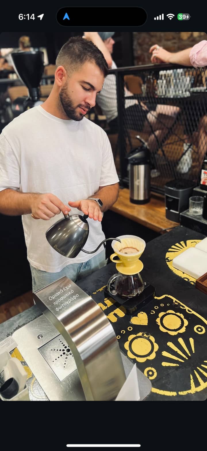 Bebe, camina y explora la cultura del café de Atenas