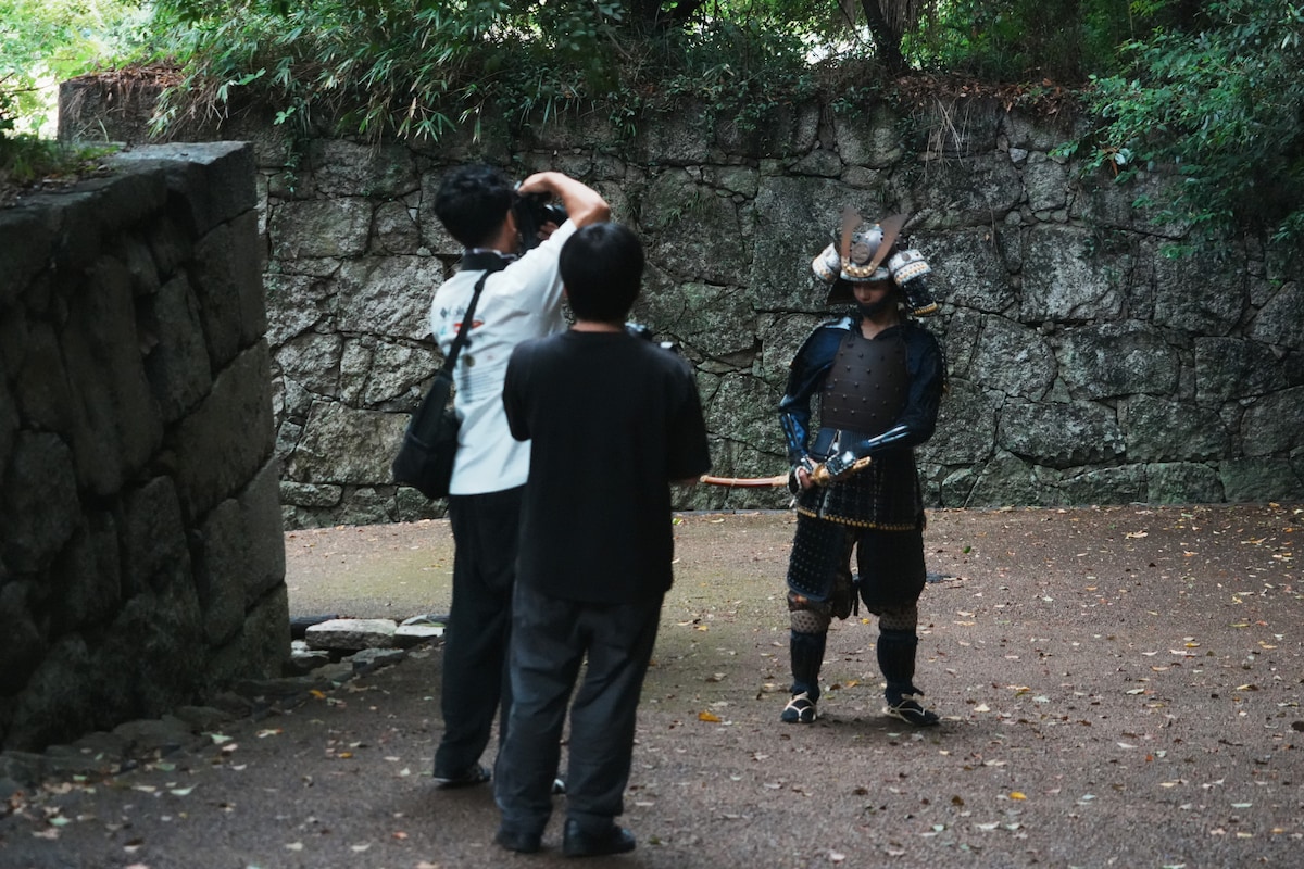 Experience wearing the armor of Murakami Suigun with a 3rd generation kimono dresser