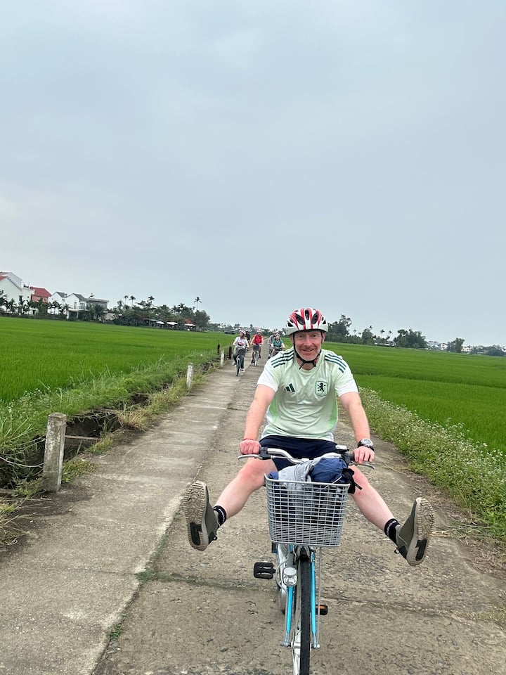 3 часа каране на колело, кафе, органична ферма и лодка кошница