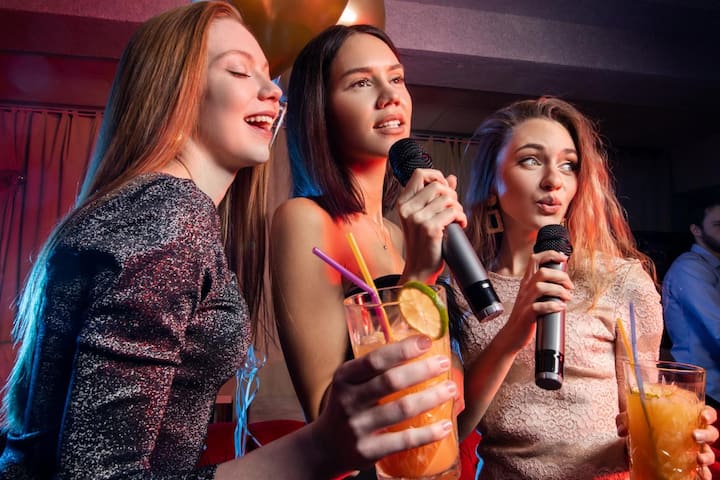 Посетете баровете и изпейте на караоке с местен жител