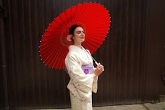 穿着和服在室内拍照